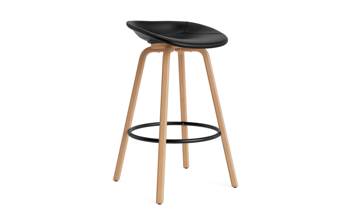 Mat Barstuhl 75 cm vollpolster Buchenholz/schwarz in Ultra 41599 präsentiert im Onlineshop von KAQTU Design AG. Barstuhl ist von Normann Copenhagen