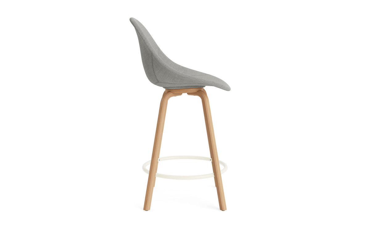 Mat Barstuhl 65 cm vollpolster Buchenholz/creme in Remix 133 präsentiert im Onlineshop von KAQTU Design AG. Barstuhl ist von Normann Copenhagen