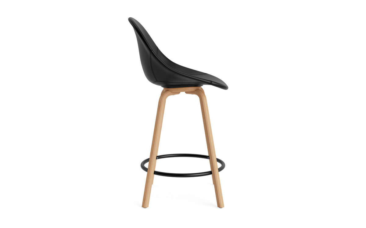 Mat Barstuhl 65 cm vollpolster Buchenholz/schwarz in Ultra 41599 präsentiert im Onlineshop von KAQTU Design AG. Barstuhl ist von Normann Copenhagen