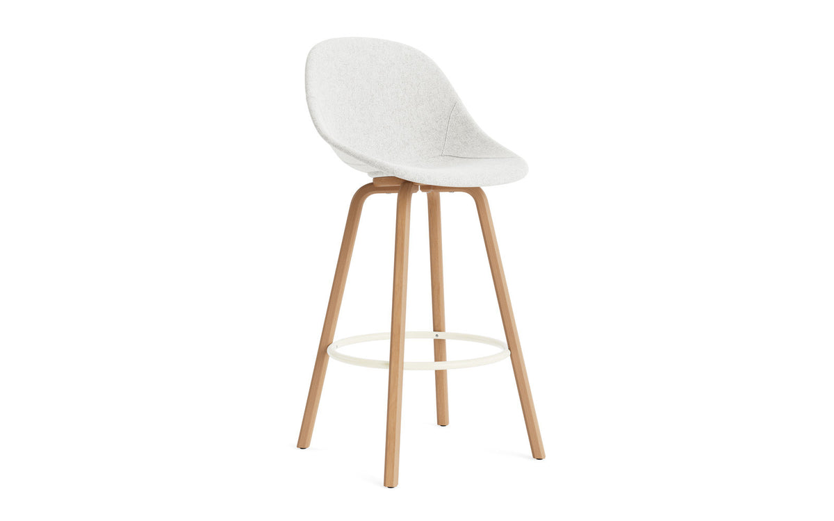 Mat Barstuhl 75 cm vollpolster Buchenholz/creme in Hallingdal 110 präsentiert im Onlineshop von KAQTU Design AG. Barstuhl ist von Normann Copenhagen