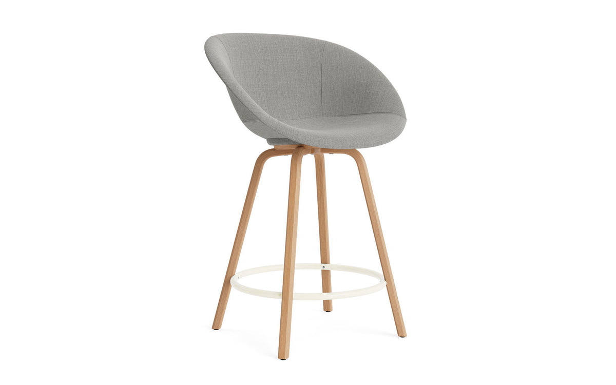 Mat Barstuhl mit Armlehne 65 vollpolster Buchenholz/creme in Remix 133 präsentiert im Onlineshop von KAQTU Design AG. Barstuhl ist von Normann Copenhagen