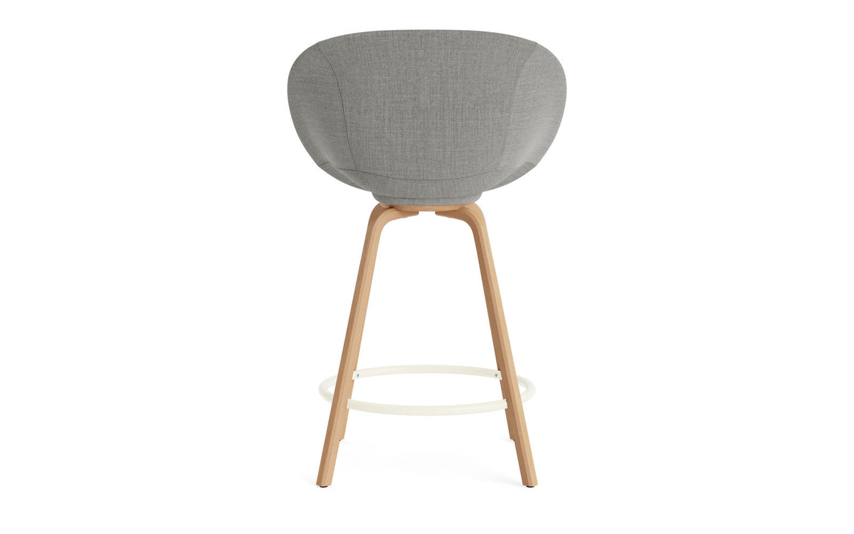 Mat Barstuhl mit Armlehne 65 vollpolster Buchenholz/creme in Remix 133 präsentiert im Onlineshop von KAQTU Design AG. Barstuhl ist von Normann Copenhagen
