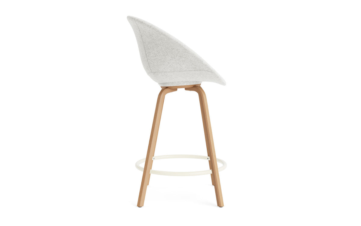 Mat Barstuhl mit Armlehne 65 vollpolster Buchenholz/creme in Hallingdal 110 präsentiert im Onlineshop von KAQTU Design AG. Barstuhl ist von Normann Copenhagen