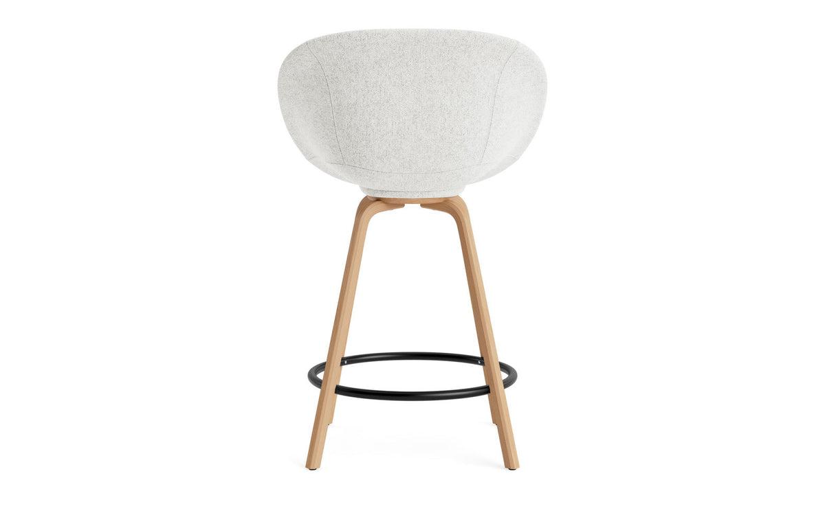 Mat Barstuhl mit Armlehne 65 vollpolster Buchenholz/schwarz in Hallingdal 110 präsentiert im Onlineshop von KAQTU Design AG. Barstuhl ist von Normann Copenhagen
