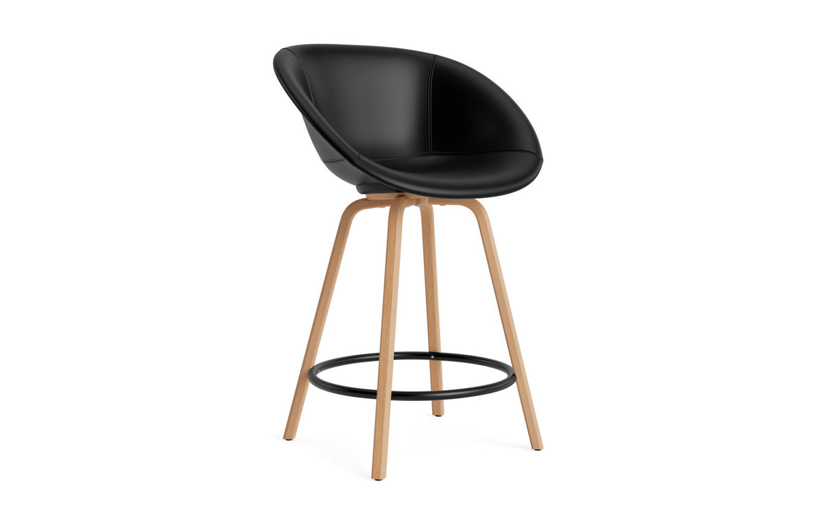 Mat Barstuhl mit Armlehne 65 vollpolster Buchenholz/schwarz in Ultra 41599 präsentiert im Onlineshop von KAQTU Design AG. Barstuhl ist von Normann Copenhagen