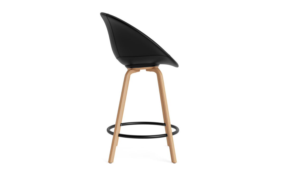 Mat Barstuhl mit Armlehne 65 vollpolster Buchenholz/schwarz in Ultra 41599 präsentiert im Onlineshop von KAQTU Design AG. Barstuhl ist von Normann Copenhagen