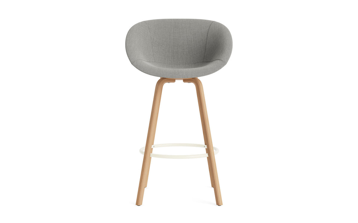 Mat Barstuhl mit Armlehne 75 cm vollpolster Buchenholz/creme in Remix 133 präsentiert im Onlineshop von KAQTU Design AG. Barstuhl ist von Normann Copenhagen