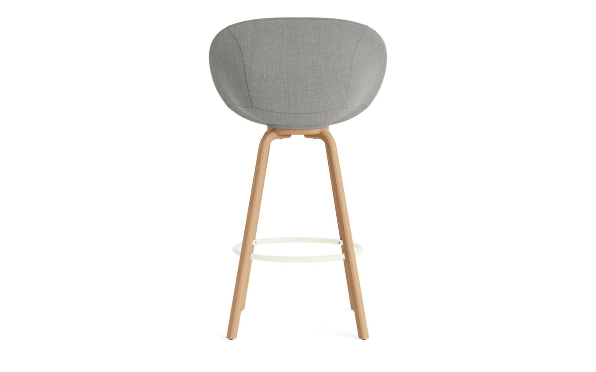 Mat Barstuhl mit Armlehne 75 cm vollpolster Buchenholz/creme in Remix 133 präsentiert im Onlineshop von KAQTU Design AG. Barstuhl ist von Normann Copenhagen