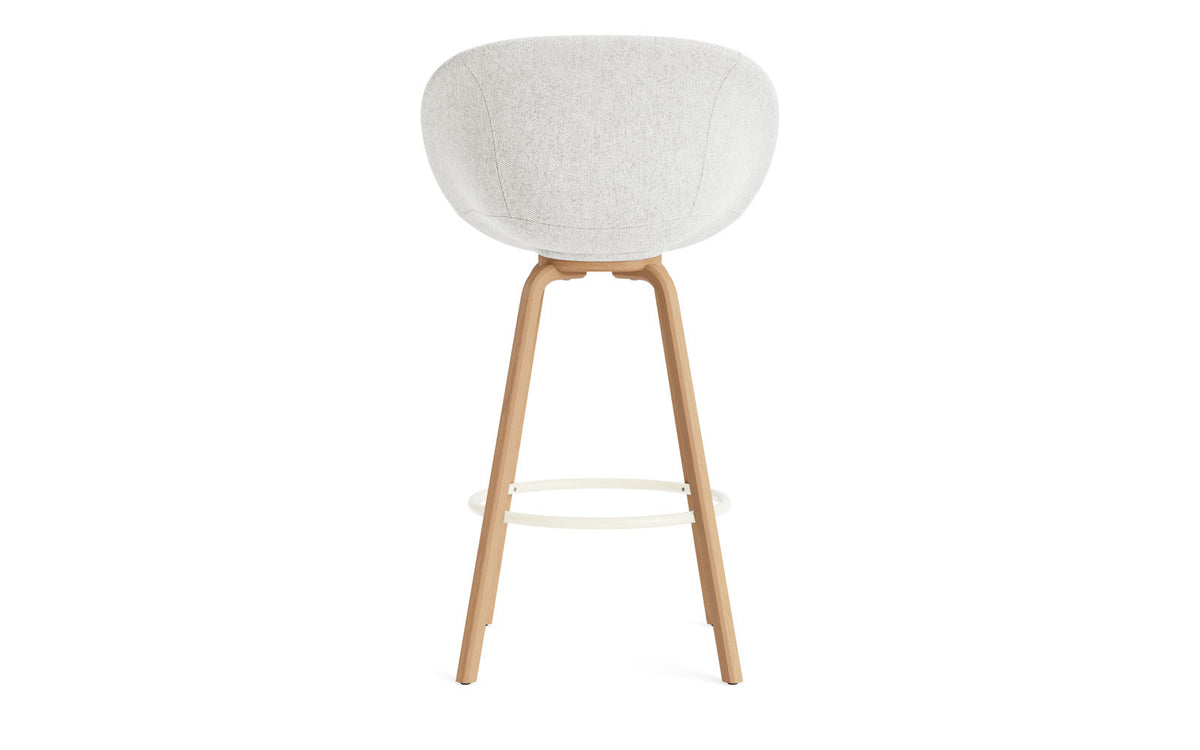 Mat Barstuhl mit Armlehne 75 cm vollpolster Buchenholz/creme in Hallingdal 110 präsentiert im Onlineshop von KAQTU Design AG. Barstuhl ist von Normann Copenhagen