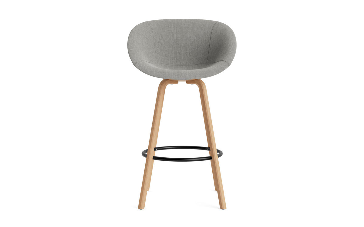 Mat Barstuhl mit Armlehne 75 cm vollpolster Buchenholz/schwarz in Remix 133 präsentiert im Onlineshop von KAQTU Design AG. Barstuhl ist von Normann Copenhagen