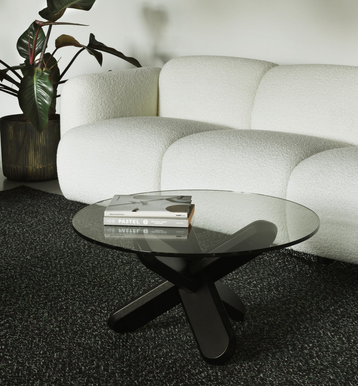 Swell modulares Sofa 3-Sitzer von Normann Copenhagen in Blau, geschwungene Form mit gepolsterter Rückenlehne und Armlehnen, Holzbeine.