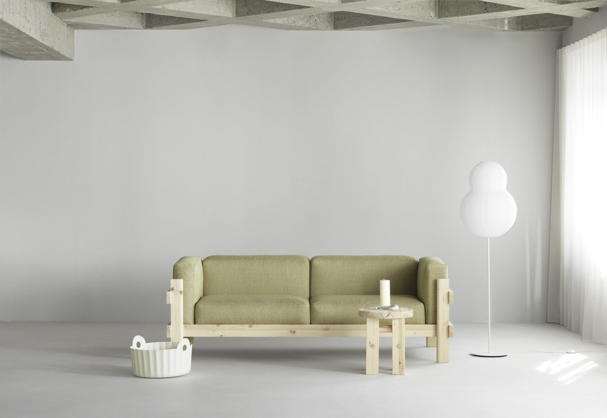 Braunes 3er Sofa aus Kiefernholz mit sichtbarem Rahmen, lose Kissen aus Schaumstoff und Federn, Design von Simon Legald.