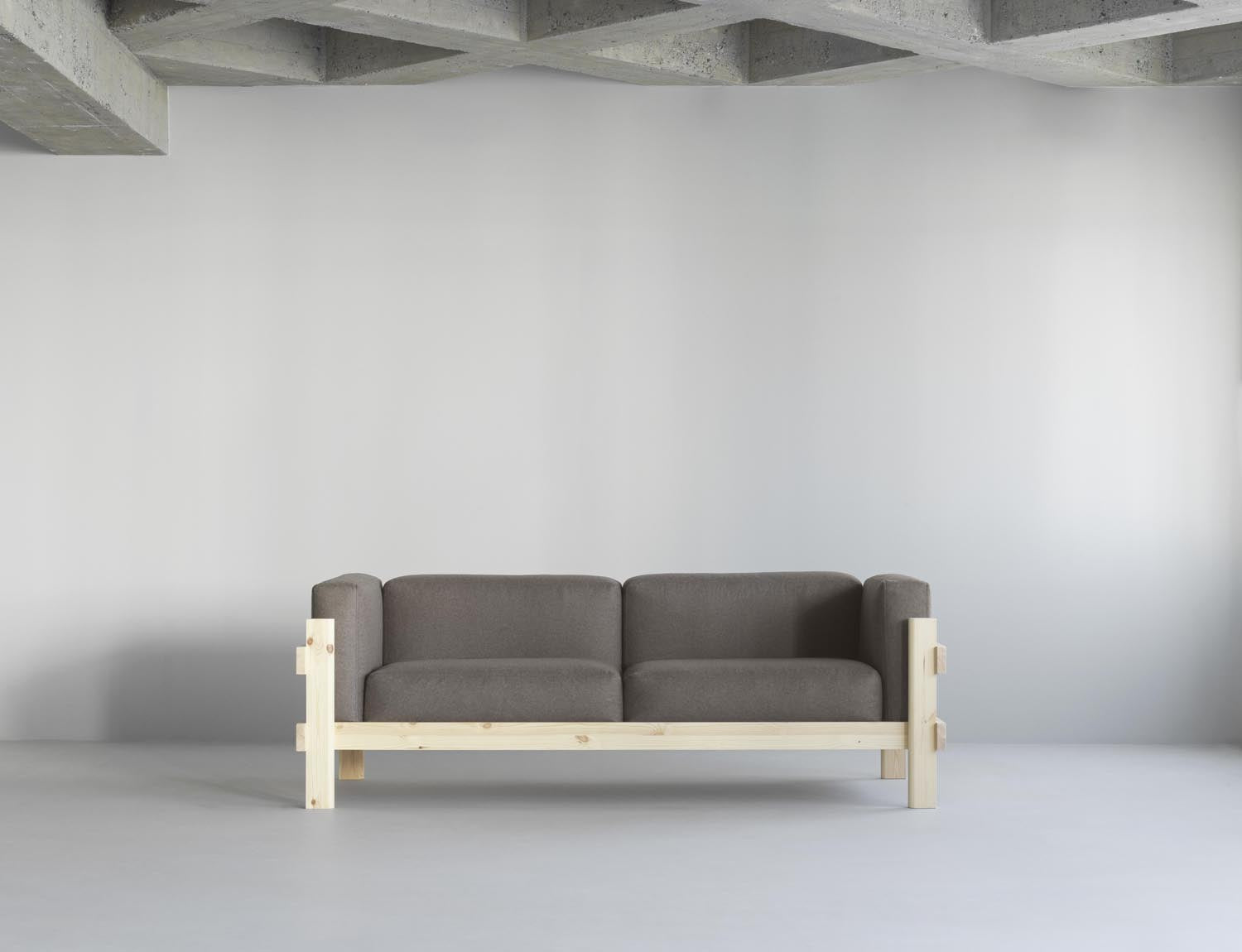 Erlebe das Kube Sofa 3-Sitzer von Normann Copenhagen: stilvolles Mid-Century-Design, nachhaltige Kiefer und vielseitige Polsteroptionen für Dein Zuhause.