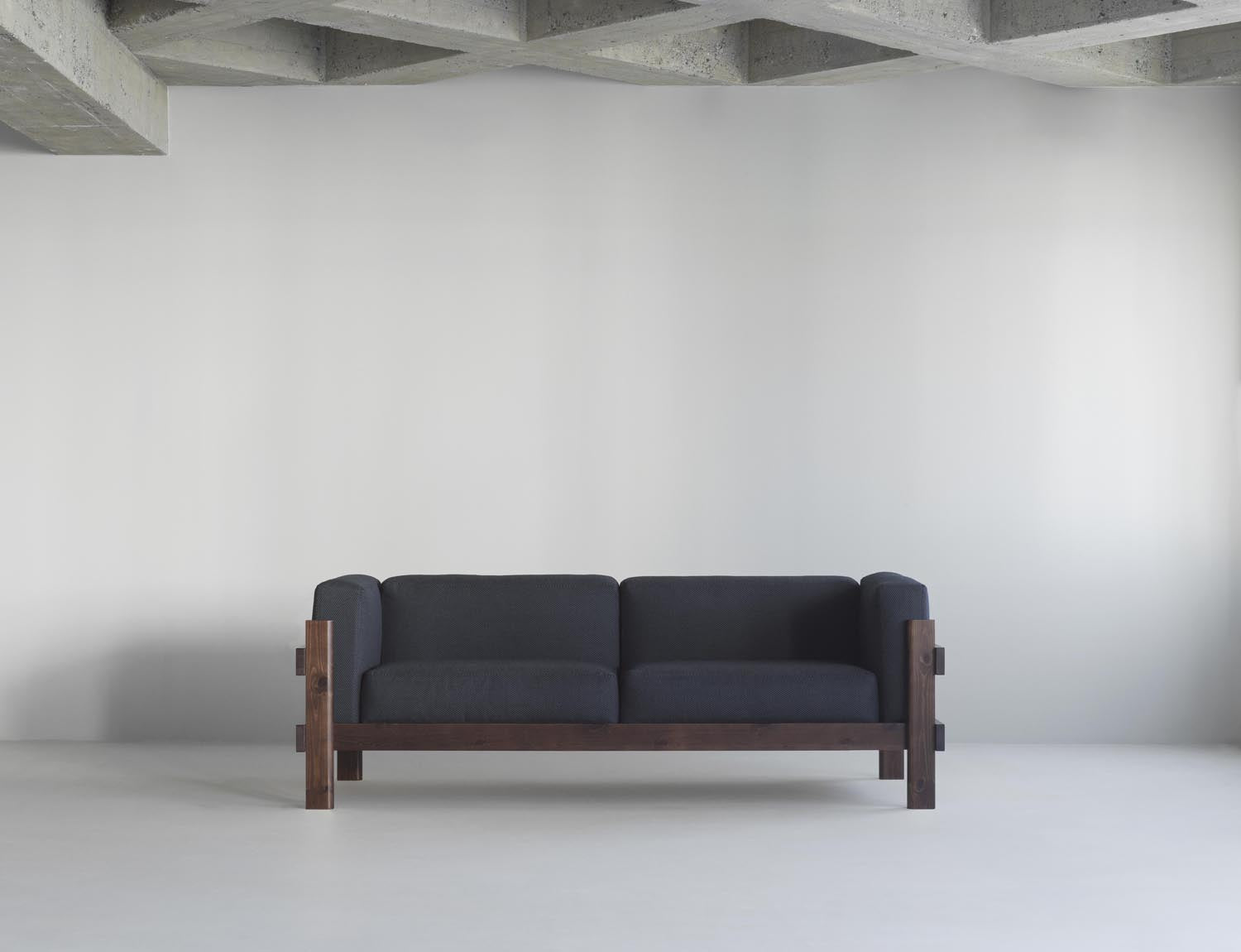 Entdecke das Kube Sofa 3-Sitzer in Dunkelbraun von Normann Copenhagen – ein elegantes Designstück, das höchsten Komfort und Nachhaltigkeit bietet.