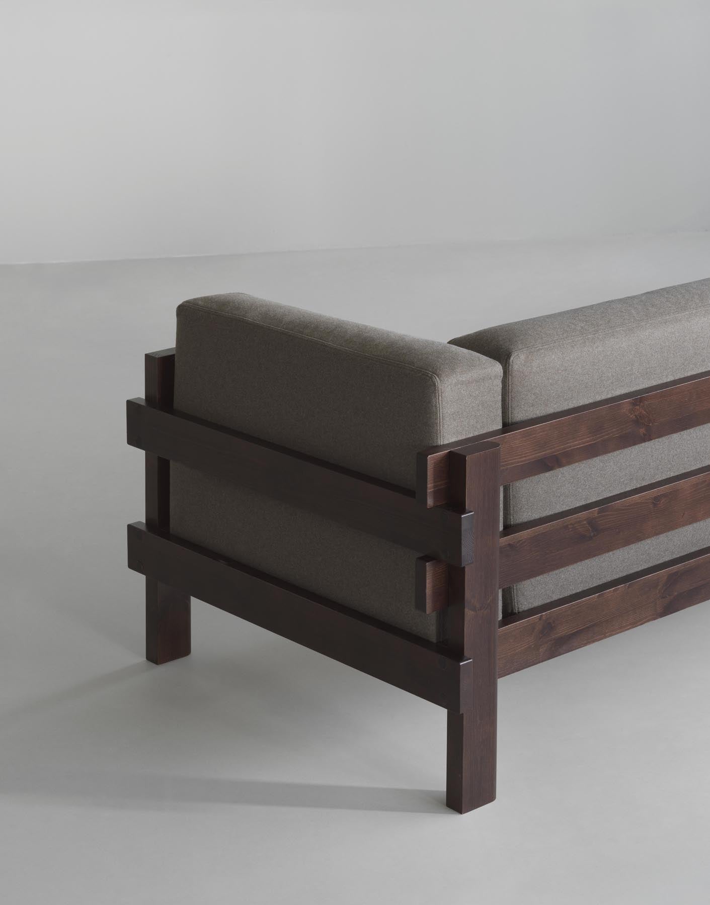 Erlebe das Kube Sofa 3-Sitzer in Dunkelbraun von Normann Copenhagen – ein stilvolles Möbelstück, das modernes Design und höchsten Komfort vereint.