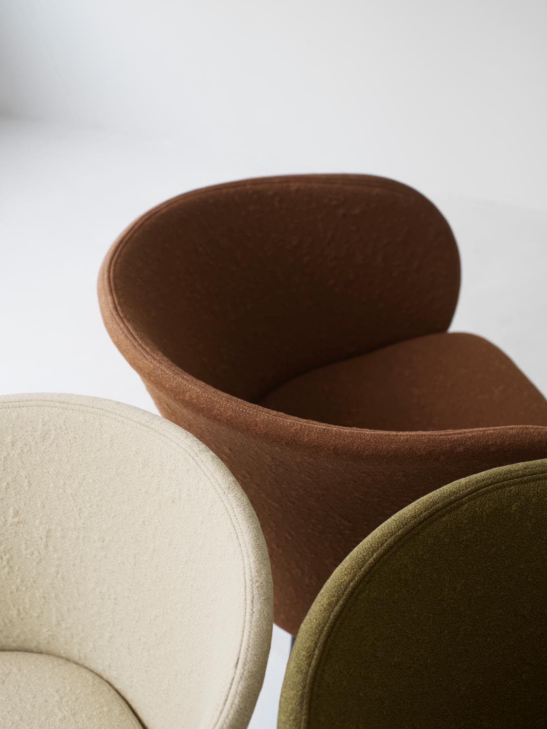 Knit Armchair Black Steel in Sand präsentiert im Onlineshop von KAQTU Design AG. Stuhl ist von Normann Copenhagen