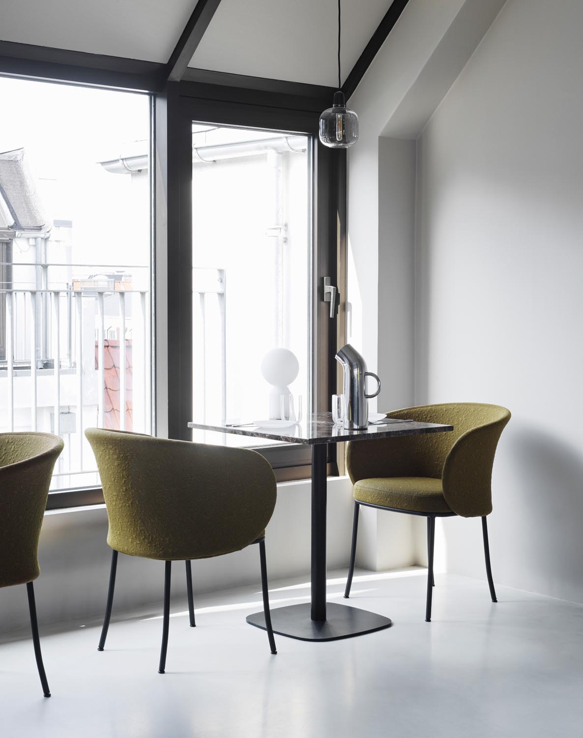 Knit Armchair Black Steel in Olive präsentiert im Onlineshop von KAQTU Design AG. Stuhl ist von Normann Copenhagen