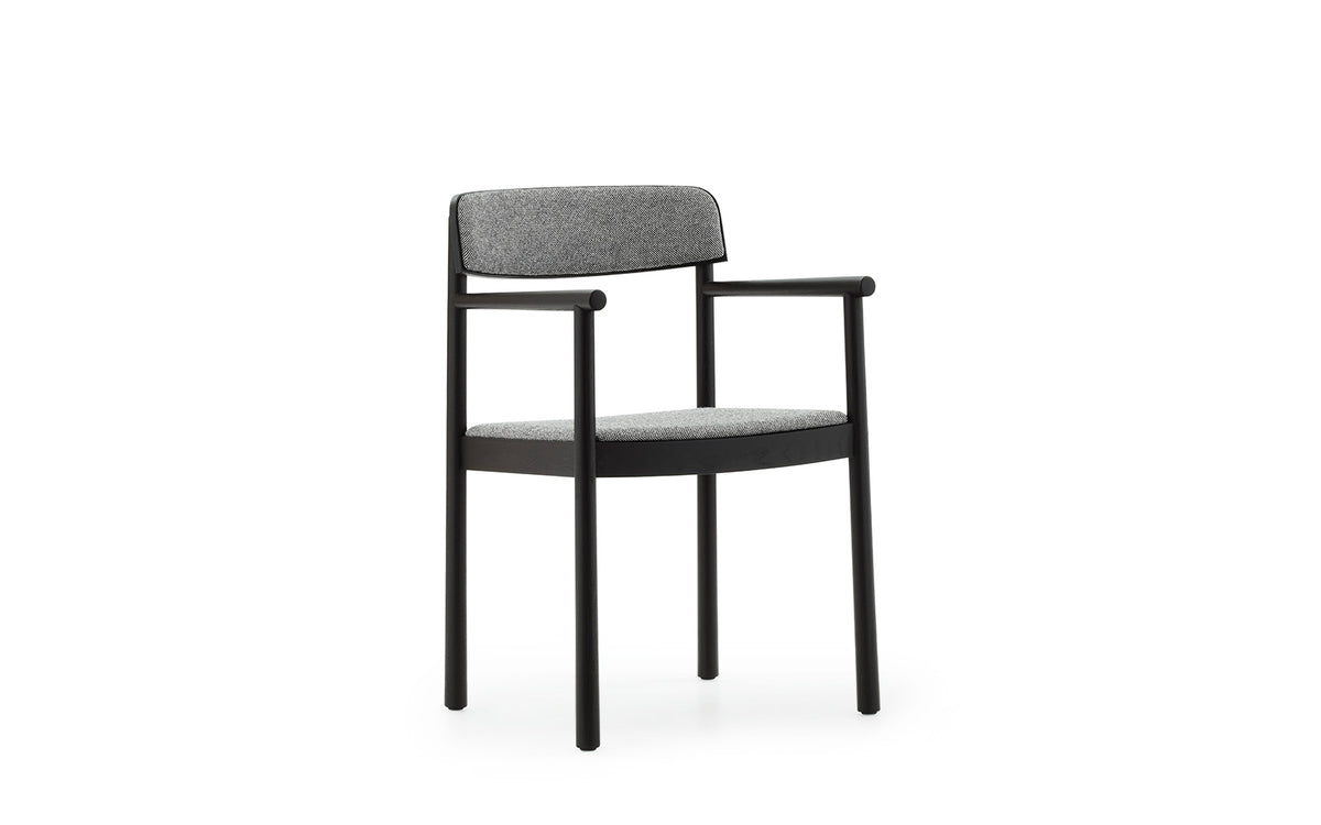 Timb Armlehnstuhl Upholstery in Black / Hallingdal 166 präsentiert im Onlineshop von KAQTU Design AG. Stuhl ist von Normann Copenhagen