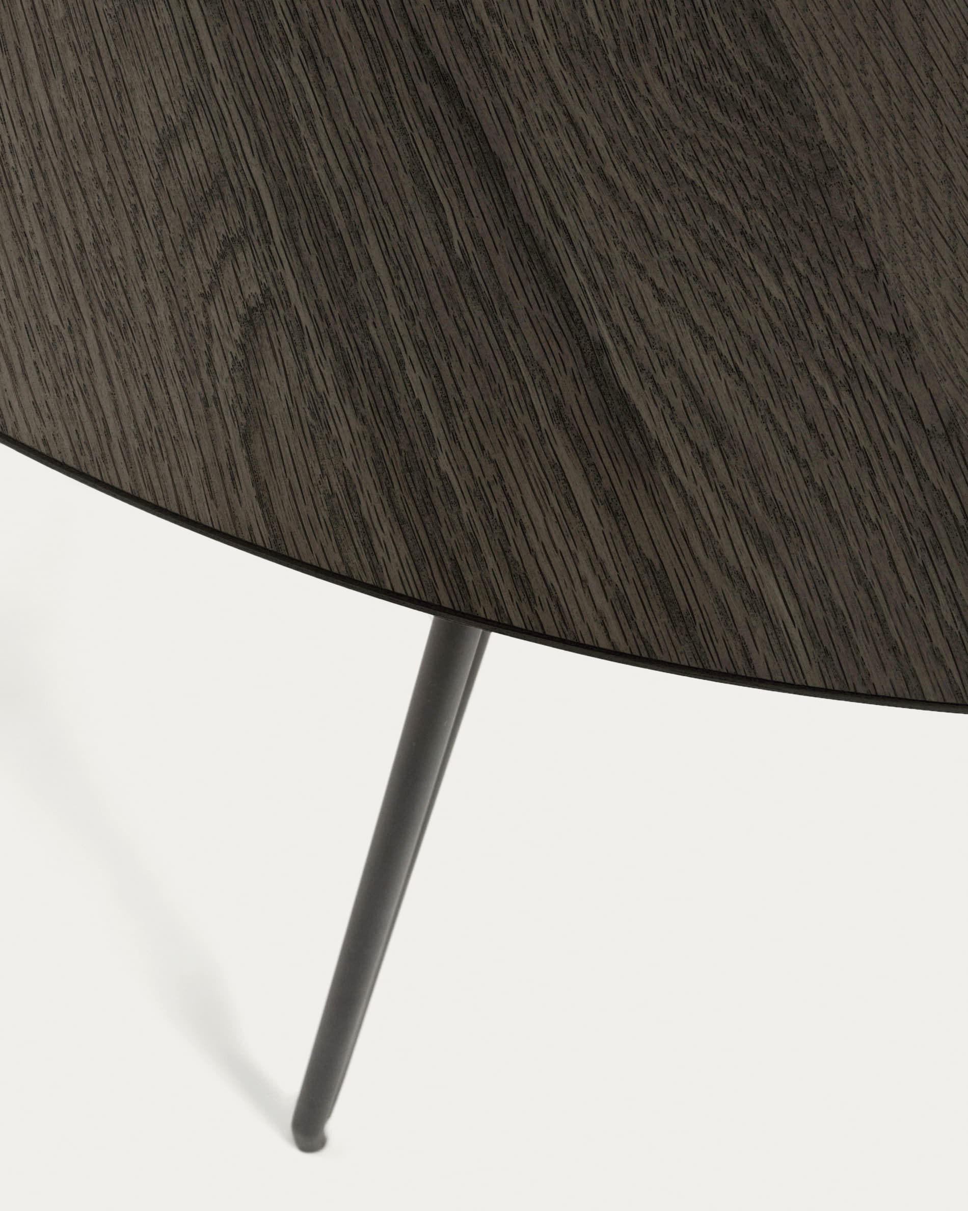 Moderner, ausziehbarer Tisch mit Ø 120 cm (200 cm) aus Eschenfurnier und stabilen Stahlbeinen. Ideal für stilvolle Esszimmer und gesellige Runden.