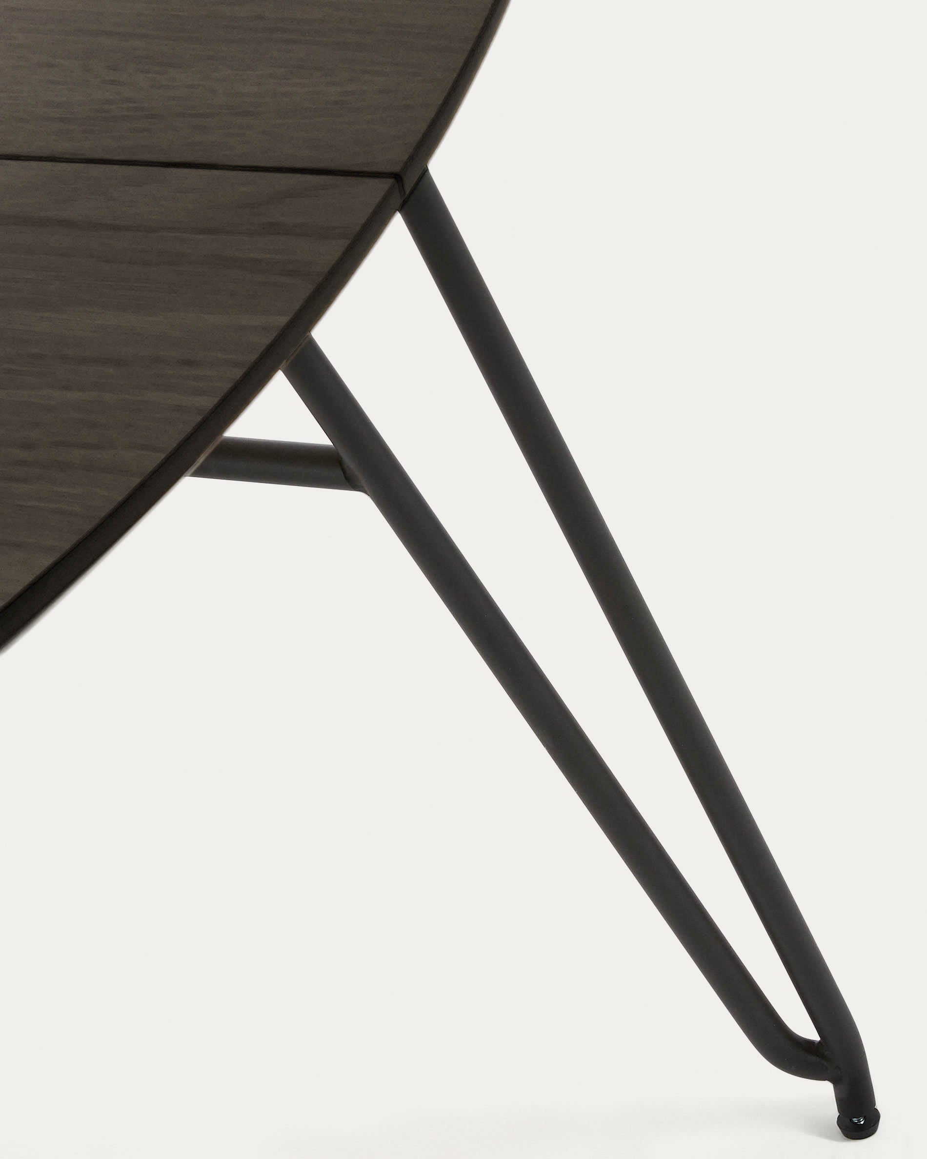 Eleganter, runder Esstisch mit Ø 120 cm, ausziehbar auf 200 cm. Hochwertiges Eschenfurnier und robuste Stahlbeine für modernes Wohnen.