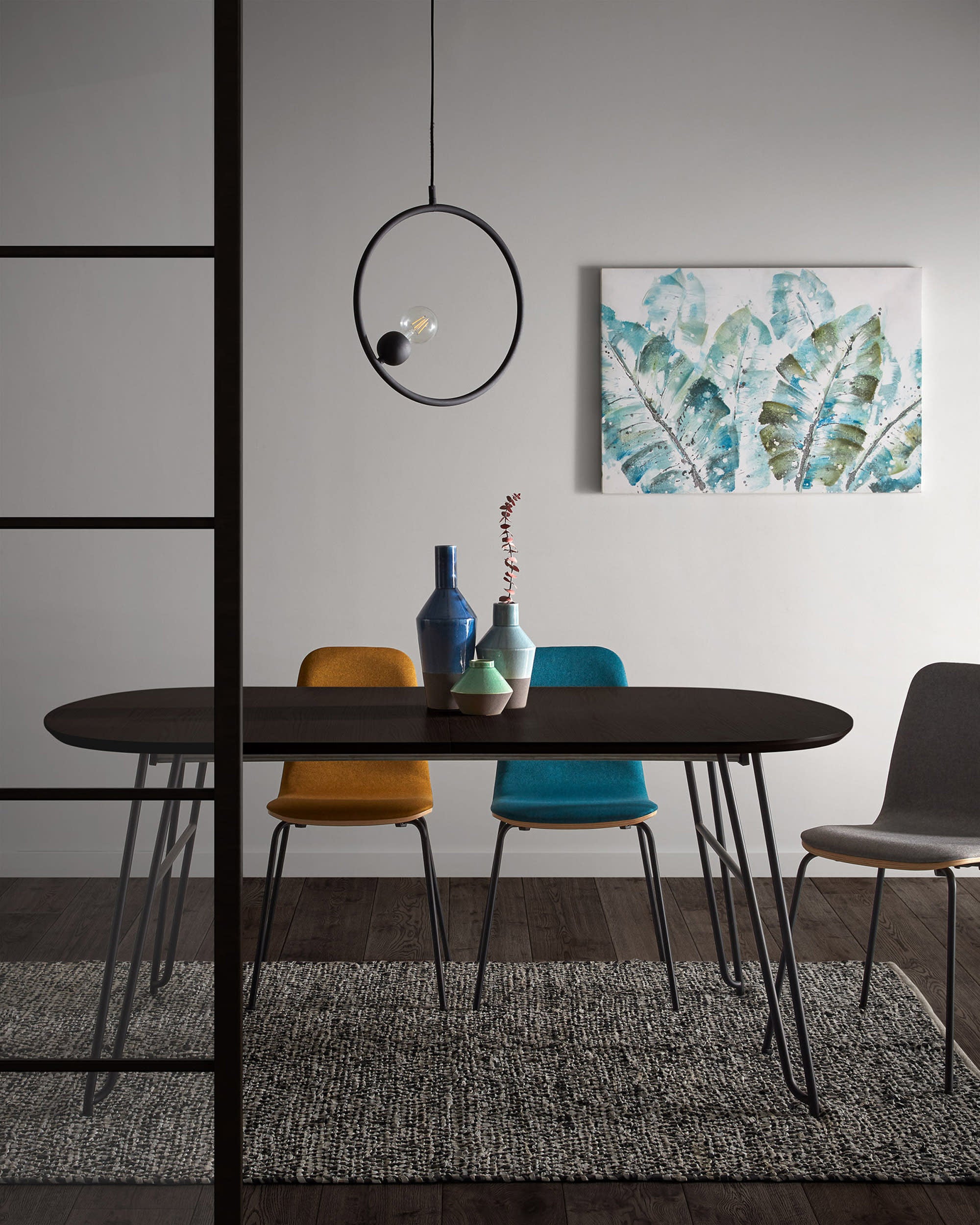 Moderner ausziehbarer Tisch Milian, 140-220 cm, Eschenfurnier, schwarze Stahlbeine, ideal für stilvolle Esszimmer.