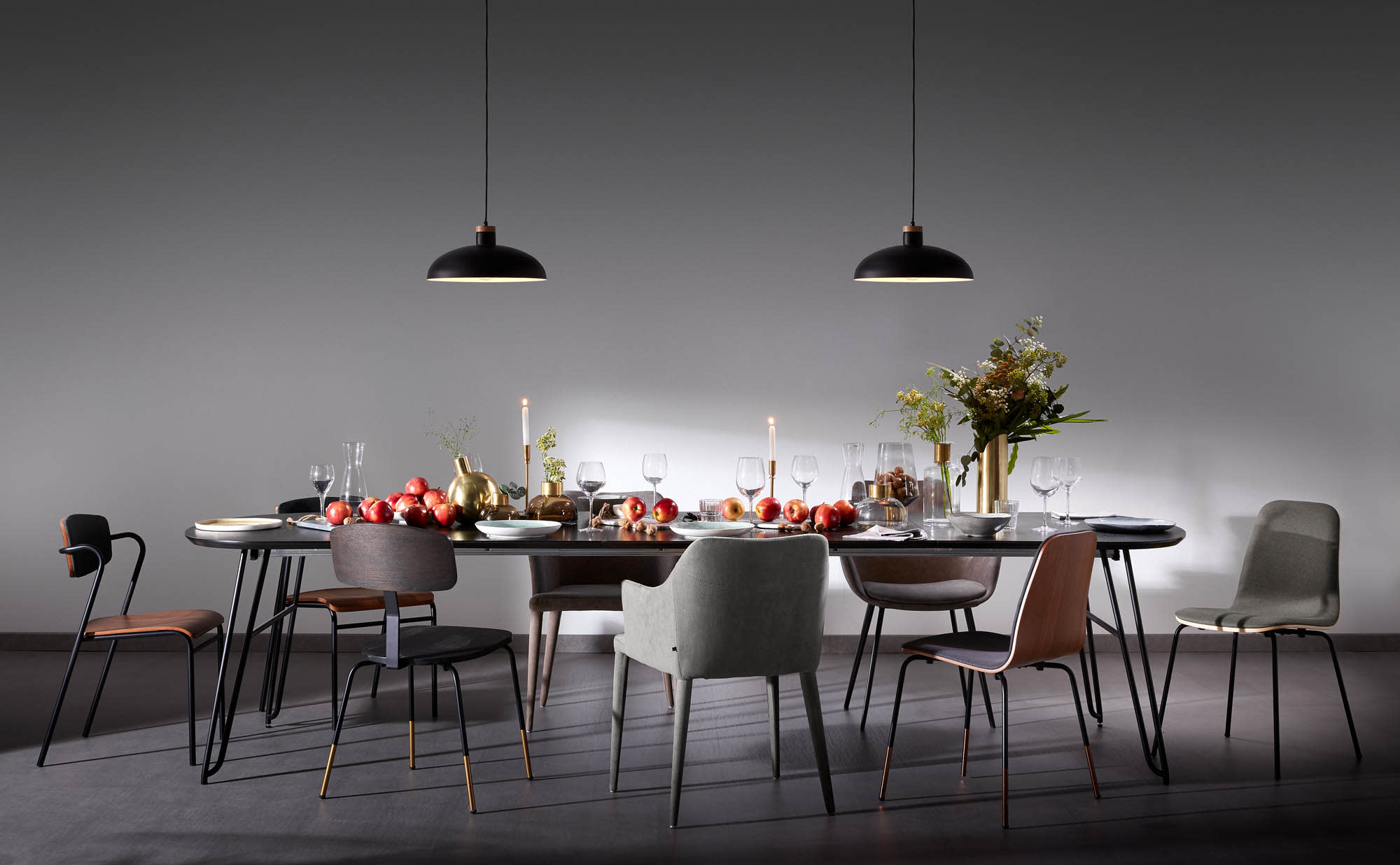 Eleganter Tisch Milian, ausziehbar von 140 auf 220 cm, Eschenfurnierplatte, schwarze Stahlbeine, perfekt für moderne Esszimmer.