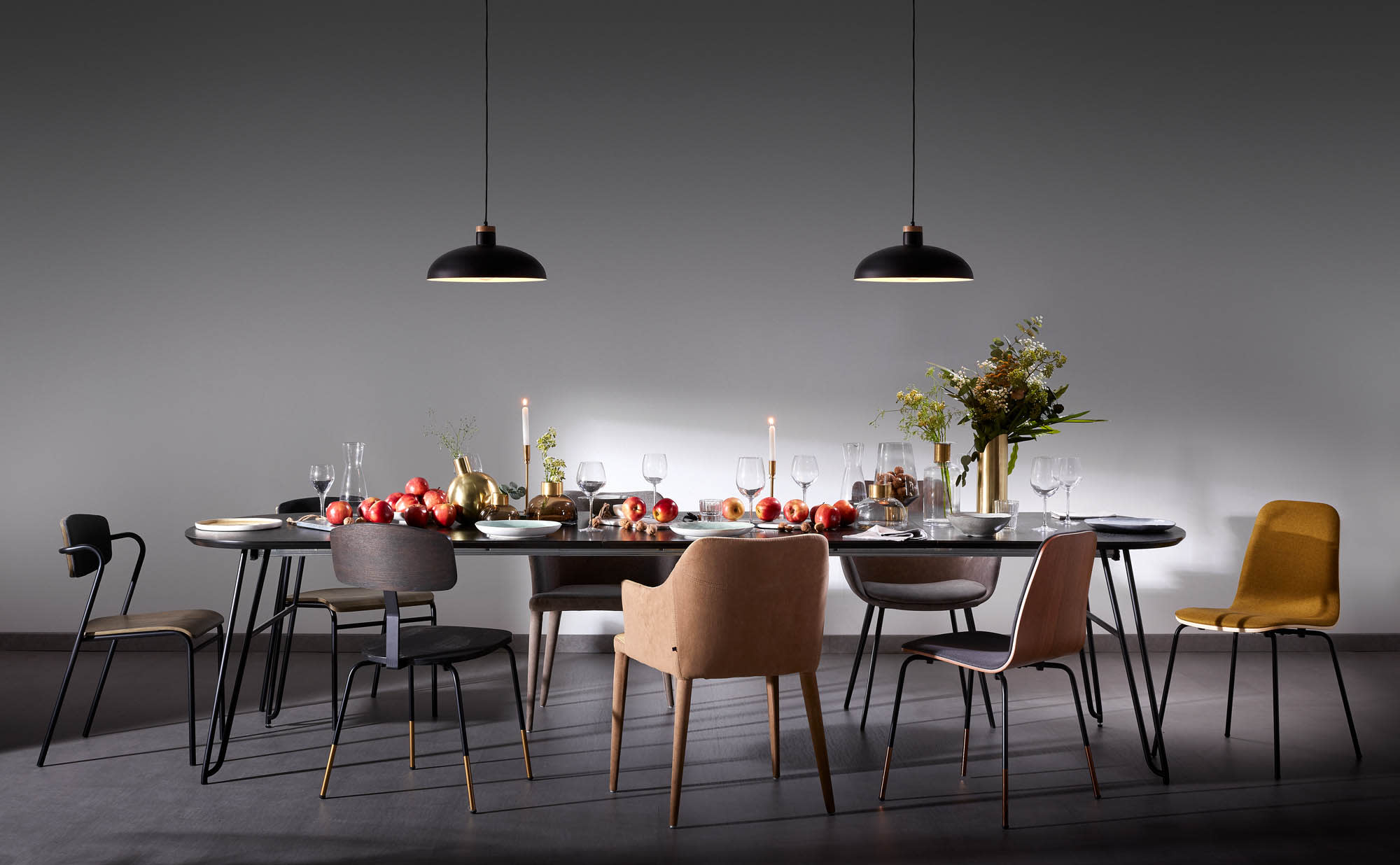 Der Milian Tisch vereint Stil und Funktionalität: Ausziehbar von 140 auf 220 cm, mit warmem Eschenfurnier und stabilen Stahlbeinen.