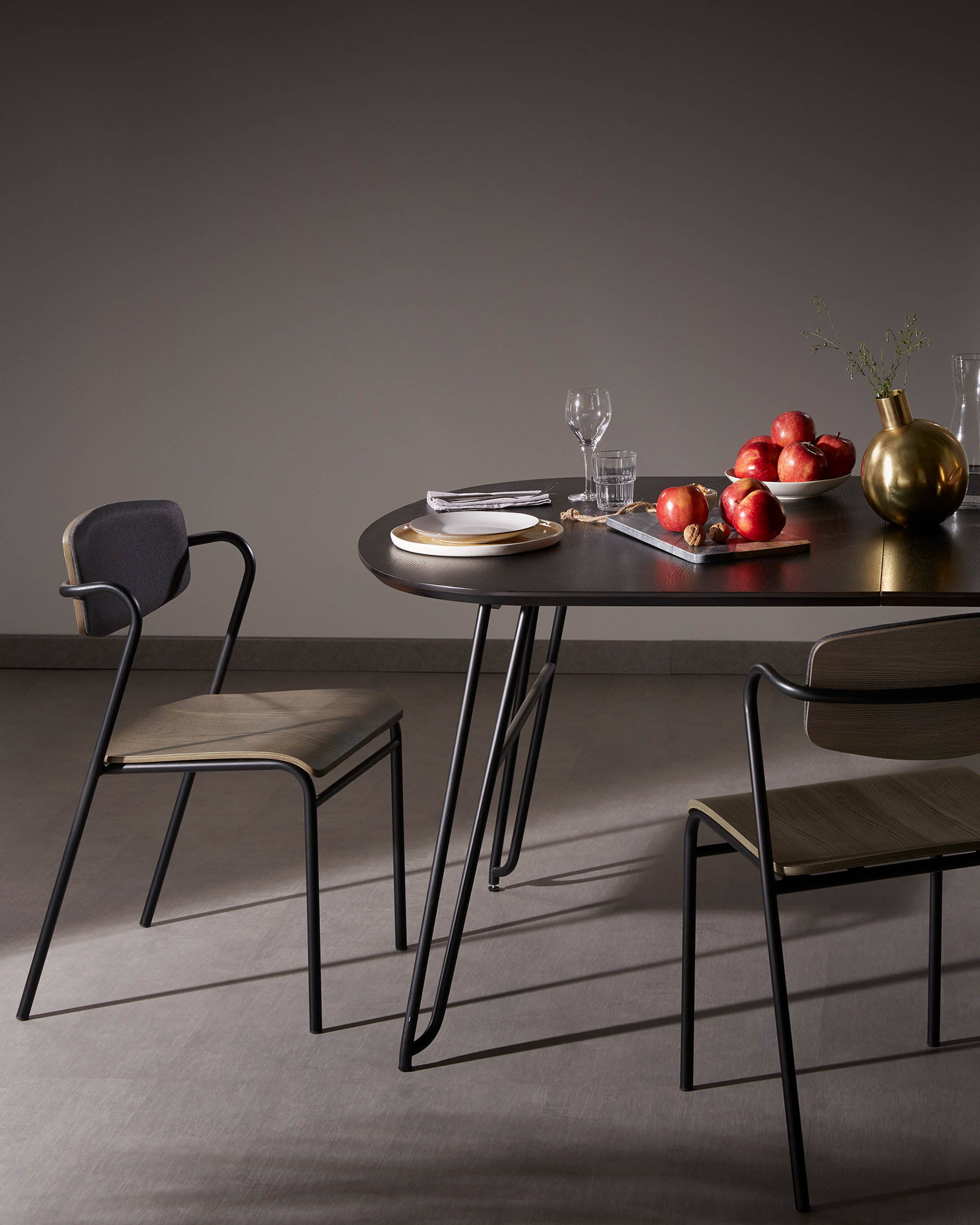 Moderner ausziehbarer Tisch Milian, 140-220 cm, Eschenfurnier, schwarze Stahlbeine, ideal für stilvolle Esszimmer.