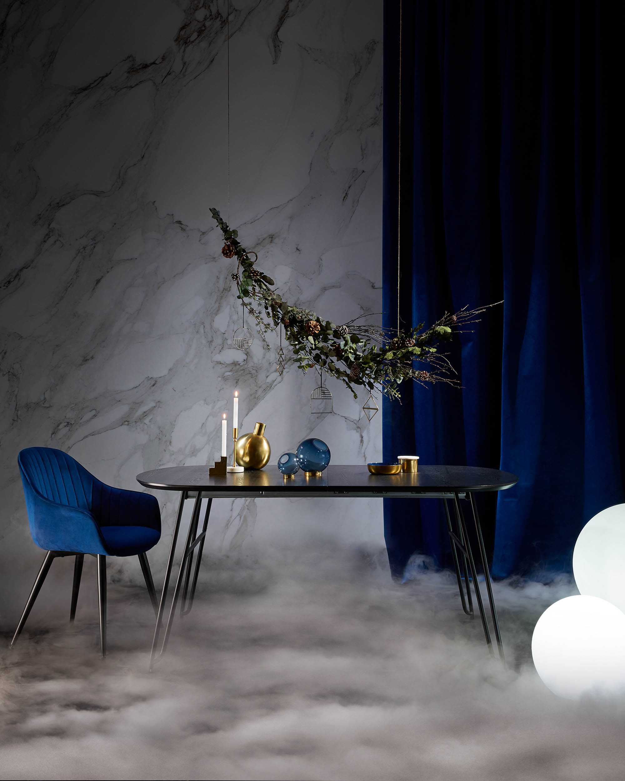 Eleganter Tisch Milian, ausziehbar von 140 auf 220 cm, Eschenfurnier, schwarze Stahlbeine, perfekt für moderne Esszimmer.