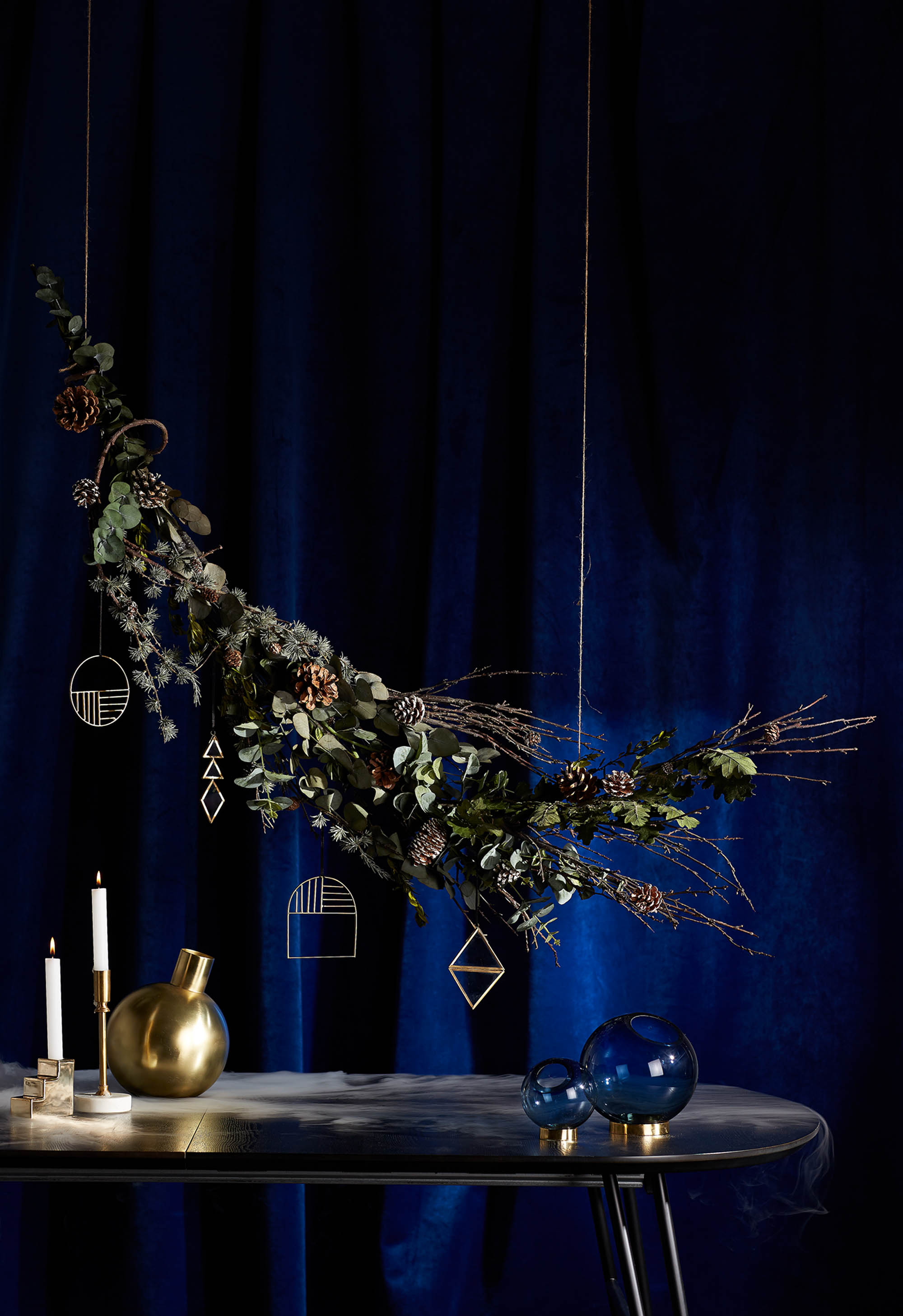 Moderner ausziehbarer Tisch Milian, 140-220 cm, Eschenfurnier, schwarze Stahlbeine, ideal für stilvolle Esszimmer.