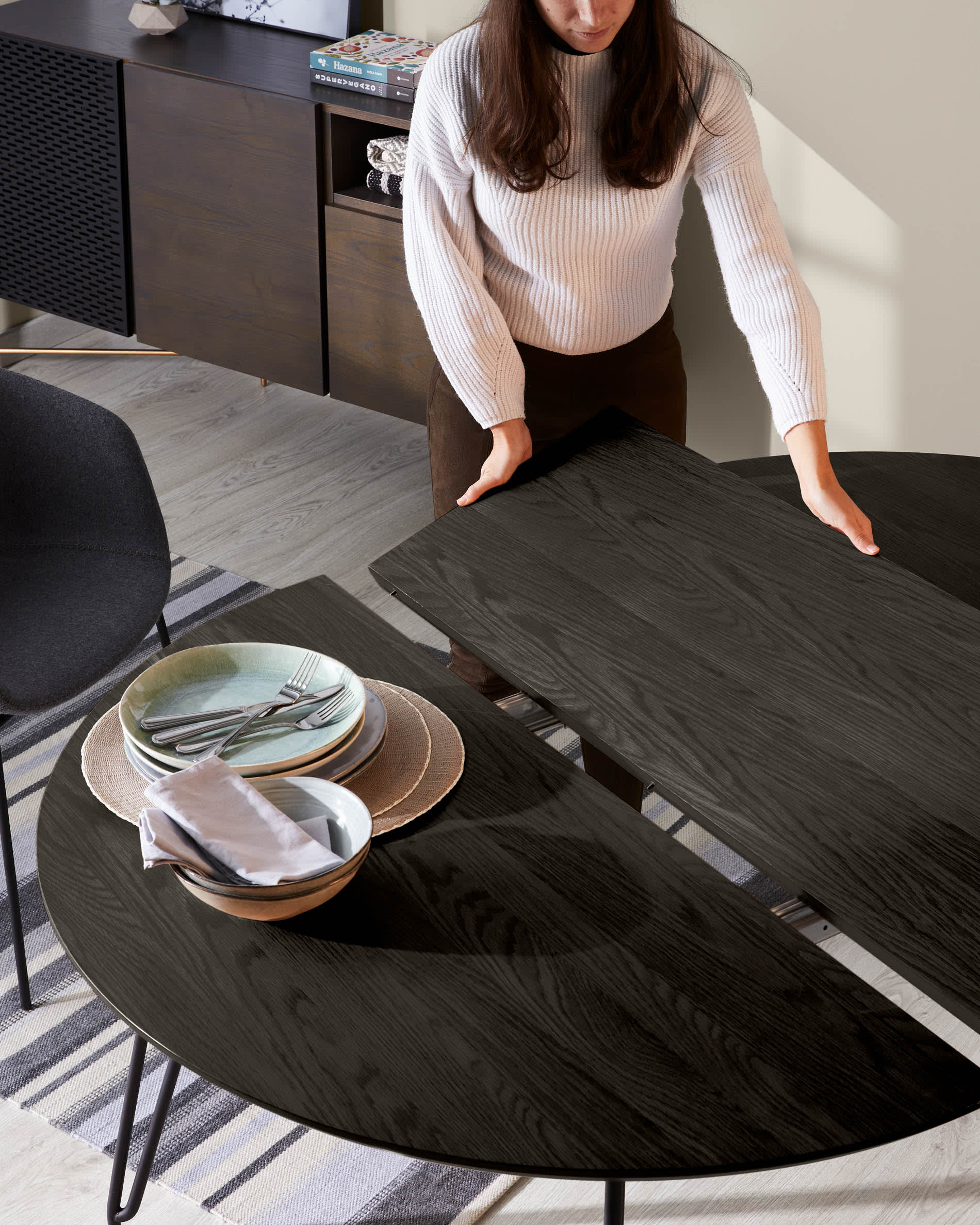 Entdecken Sie den Milian Tisch: Ausziehbar von 170 auf 320 cm, mit stilvollem Eschenfurnier und robusten Stahlbeinen – ideal für gesellige Runden.