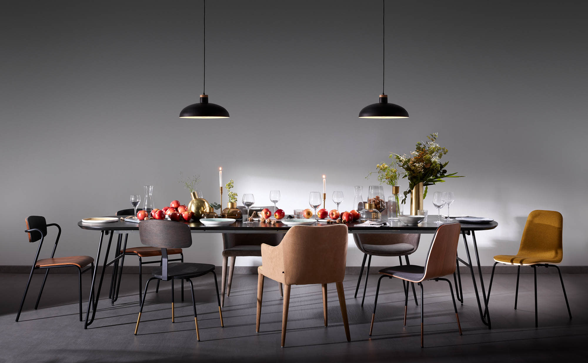 Eleganter Tisch Milian, ausziehbar von 170 bis 320 cm, Eschenfurnier, schwarze Stahlbeine, perfekt für moderne Esszimmer.