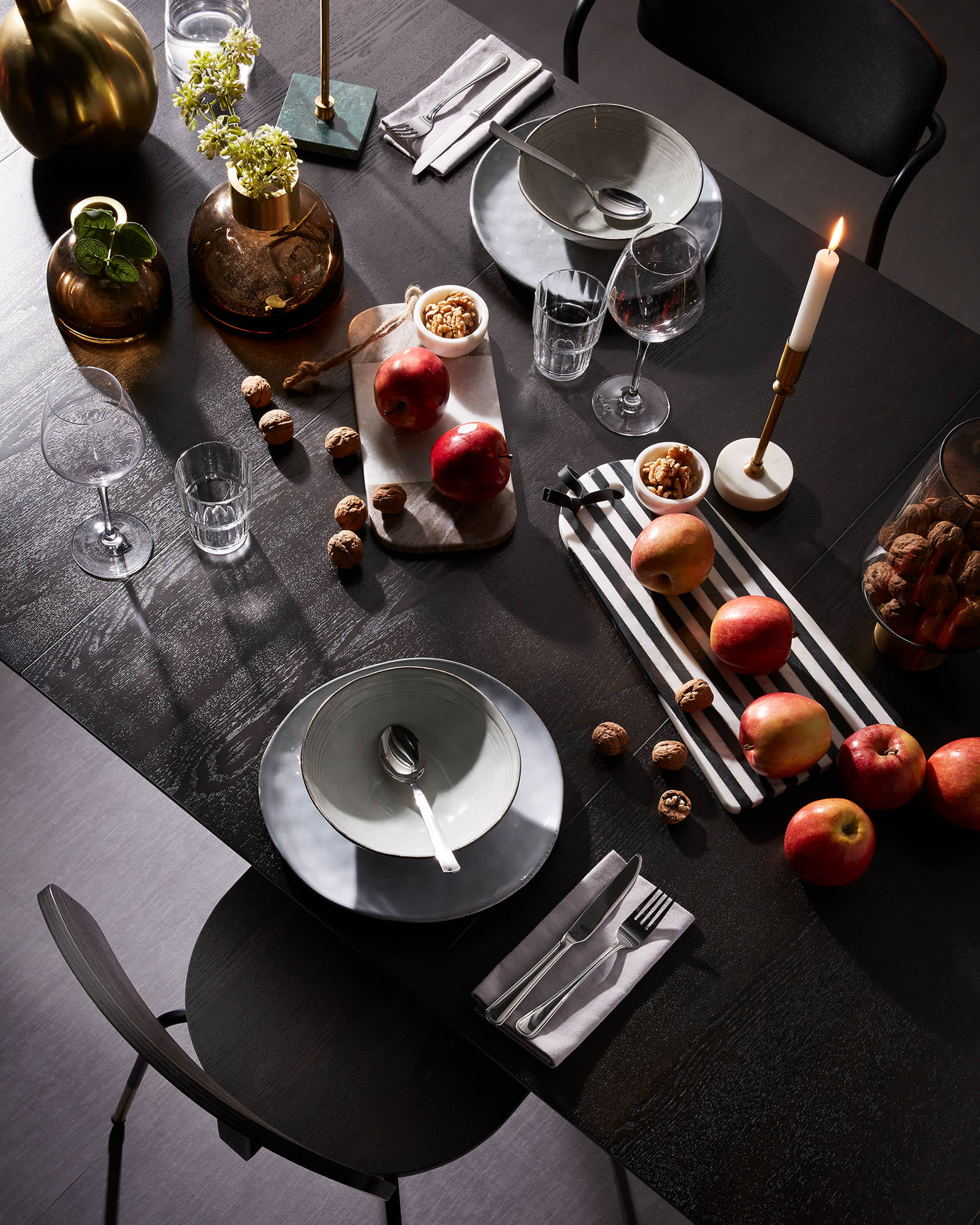 Moderner ausziehbarer Tisch Milian, 170-320 cm, Eschenfurnier, schwarze Stahlbeine, ideal für stilvolle Esszimmer.