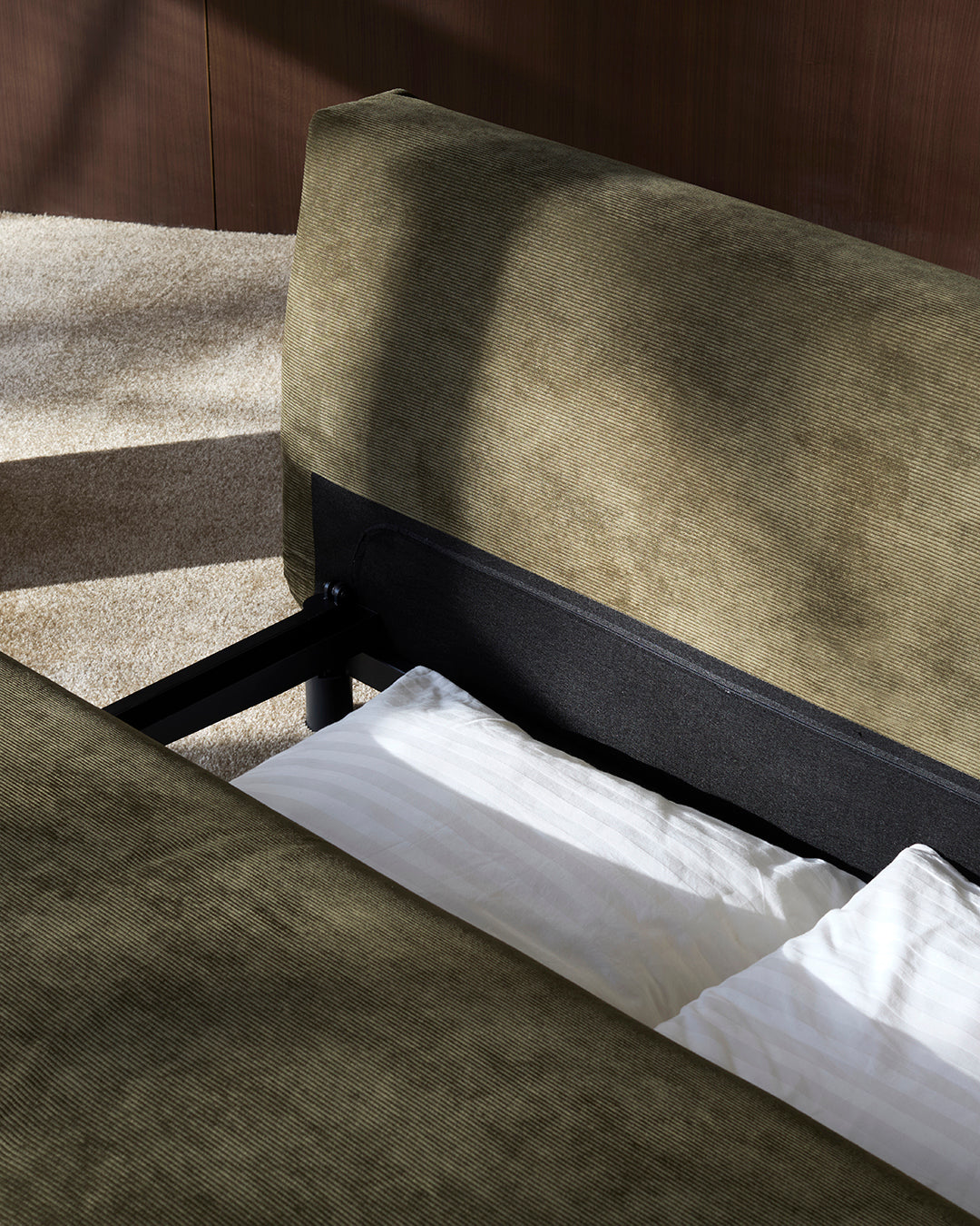 Nabli Schlafsofa in 316 Cordufine Pine Green präsentiert im Onlineshop von KAQTU Design AG. Bettsofa ist von Innovation Living
