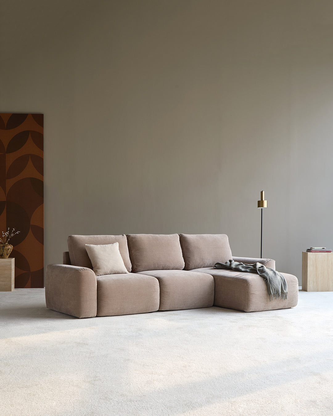 Norum Schlafsofa mit Chaiselongue und Chunky-Armlehnen in 417 Esina Mocha präsentiert im Onlineshop von KAQTU Design AG. Bettsofa rechts ist von Innovation Living