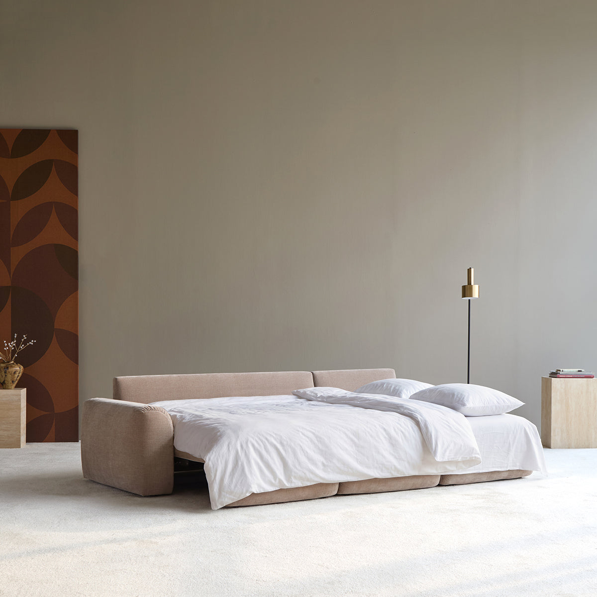 Norum Schlafsofa mit Chaiselongue und Chunky-Armlehnen in 417 Esina Mocha präsentiert im Onlineshop von KAQTU Design AG. Bettsofa rechts ist von Innovation Living