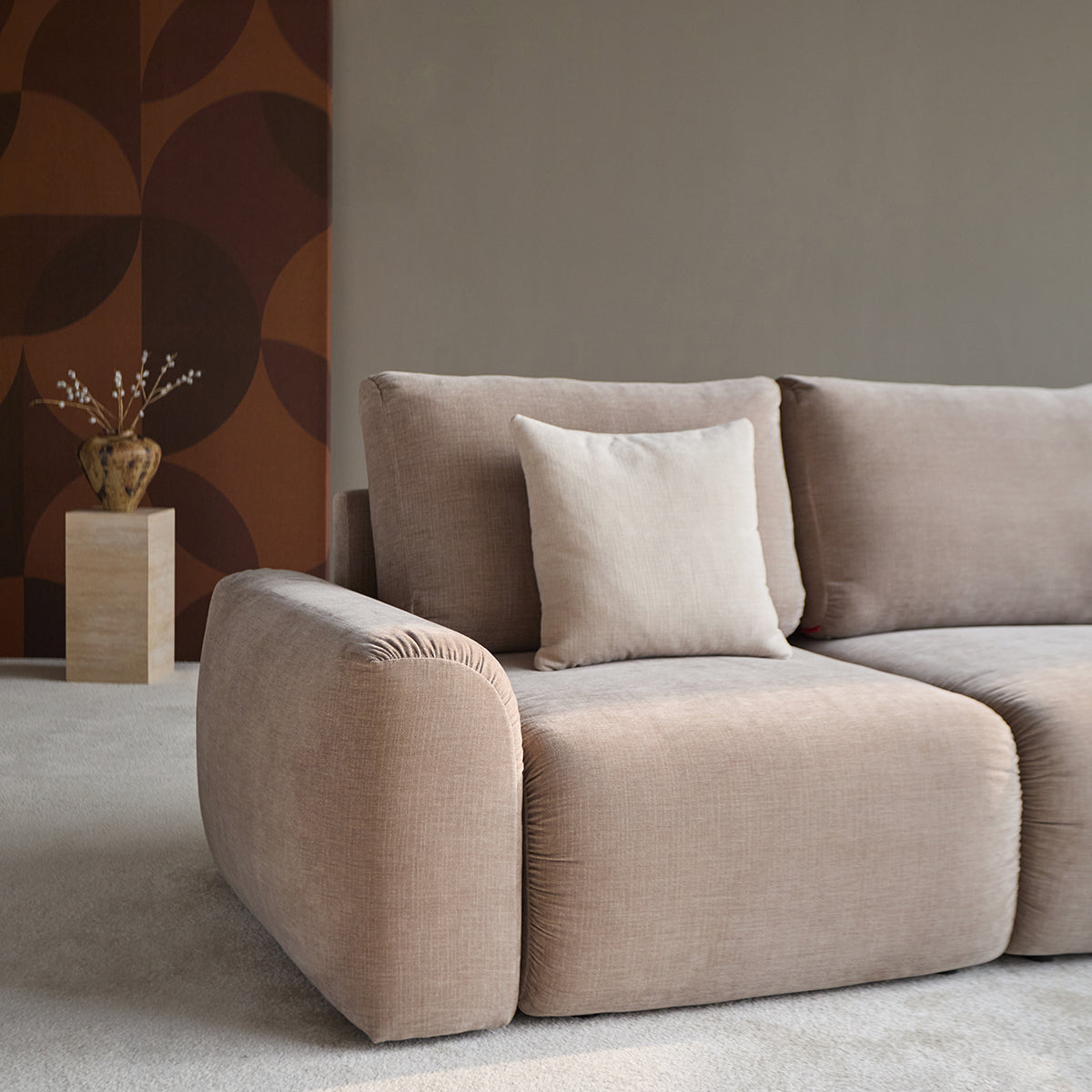 Norum Schlafsofa mit Chaiselongue und Chunky-Armlehnen in 417 Esina Mocha präsentiert im Onlineshop von KAQTU Design AG. Bettsofa rechts ist von Innovation Living