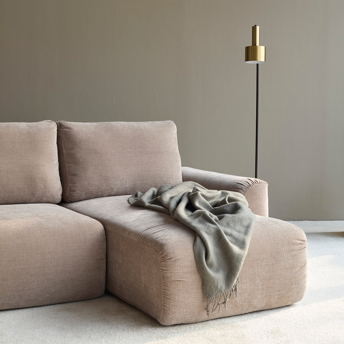 Norum Schlafsofa mit Chaiselongue und Chunky-Armlehnen in 417 Esina Mocha präsentiert im Onlineshop von KAQTU Design AG. Bettsofa rechts ist von Innovation Living