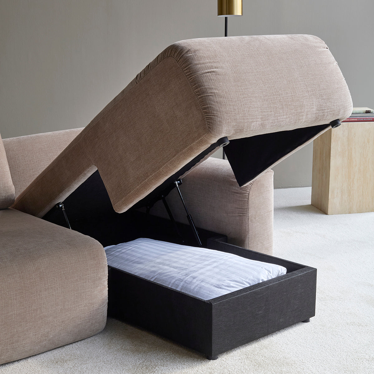 Norum Schlafsofa mit Chaiselongue und Chunky-Armlehnen in 417 Esina Mocha präsentiert im Onlineshop von KAQTU Design AG. Bettsofa rechts ist von Innovation Living