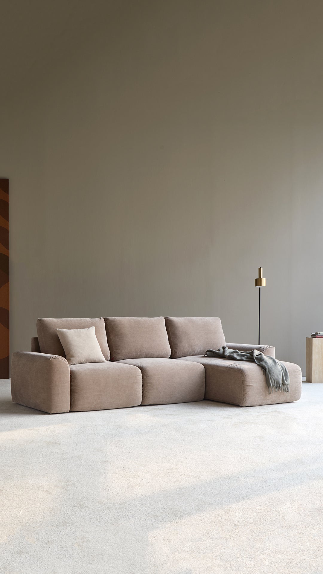 Norum Schlafsofa mit Chaiselongue und Chunky-Armlehnen in 417 Esina Mocha präsentiert im Onlineshop von KAQTU Design AG. Bettsofa rechts ist von Innovation Living