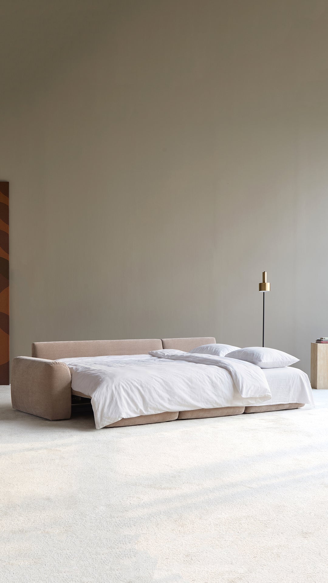 Norum Schlafsofa mit Chaiselongue und Chunky-Armlehnen in 417 Esina Mocha präsentiert im Onlineshop von KAQTU Design AG. Bettsofa rechts ist von Innovation Living