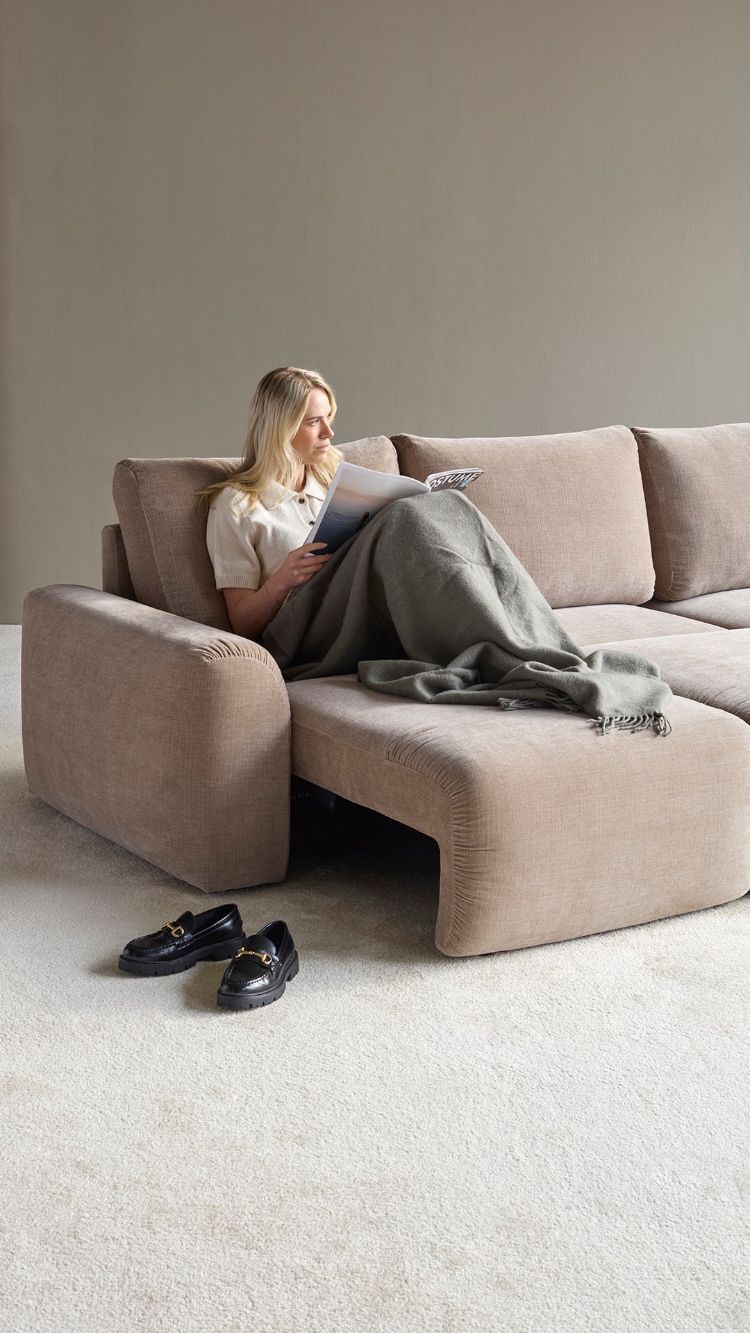 Norum Schlafsofa mit Chaiselongue und Chunky-Armlehnen in 417 Esina Mocha präsentiert im Onlineshop von KAQTU Design AG. Bettsofa rechts ist von Innovation Living