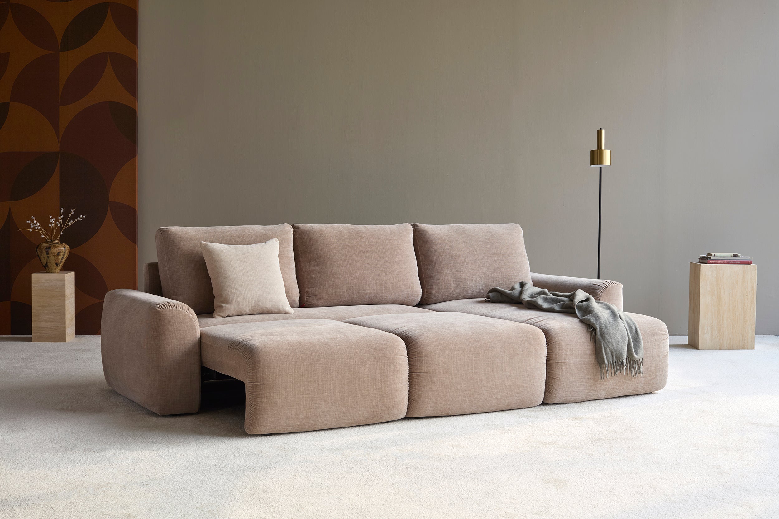 Norum Schlafsofa mit Chaiselongue und Chunky-Armlehnen in 417 Esina Mocha präsentiert im Onlineshop von KAQTU Design AG. Bettsofa rechts ist von Innovation Living