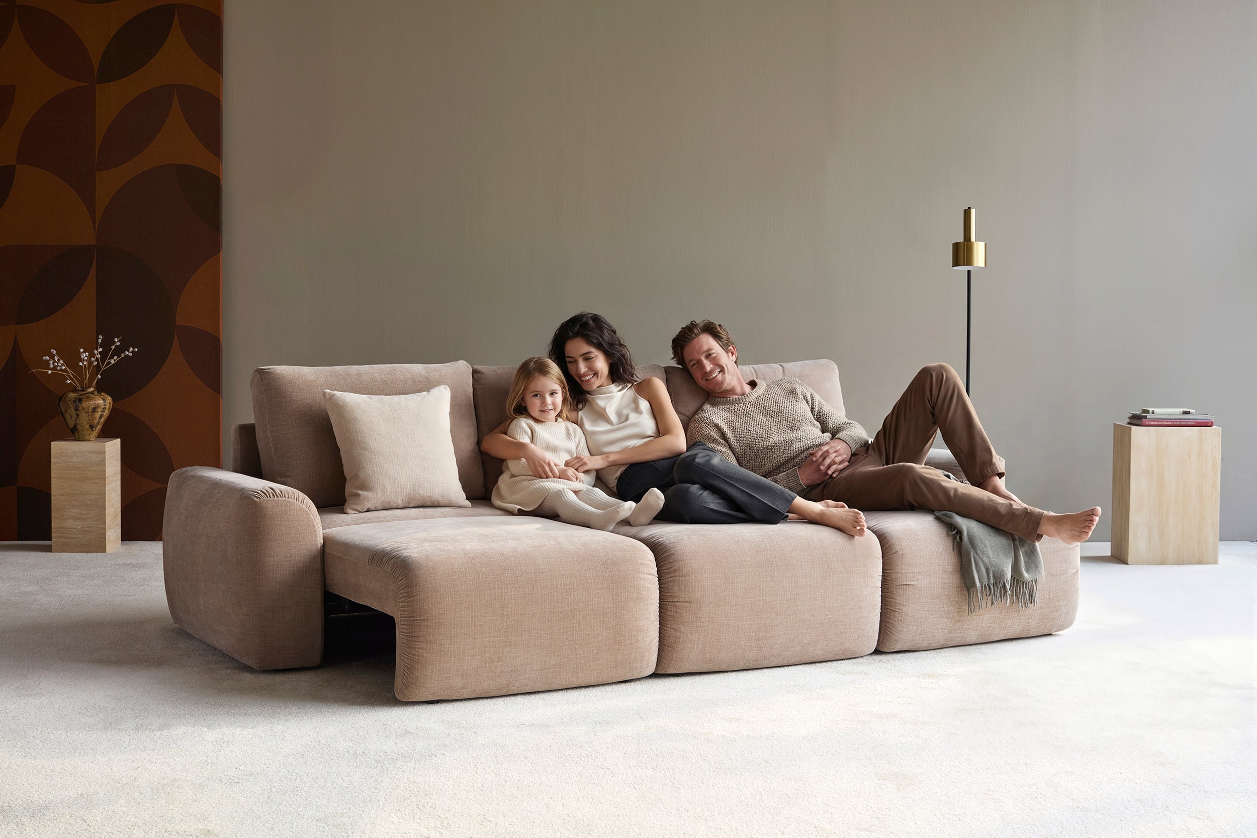 Norum Schlafsofa mit Chaiselongue und Chunky-Armlehnen in 417 Esina Mocha präsentiert im Onlineshop von KAQTU Design AG. Bettsofa rechts ist von Innovation Living