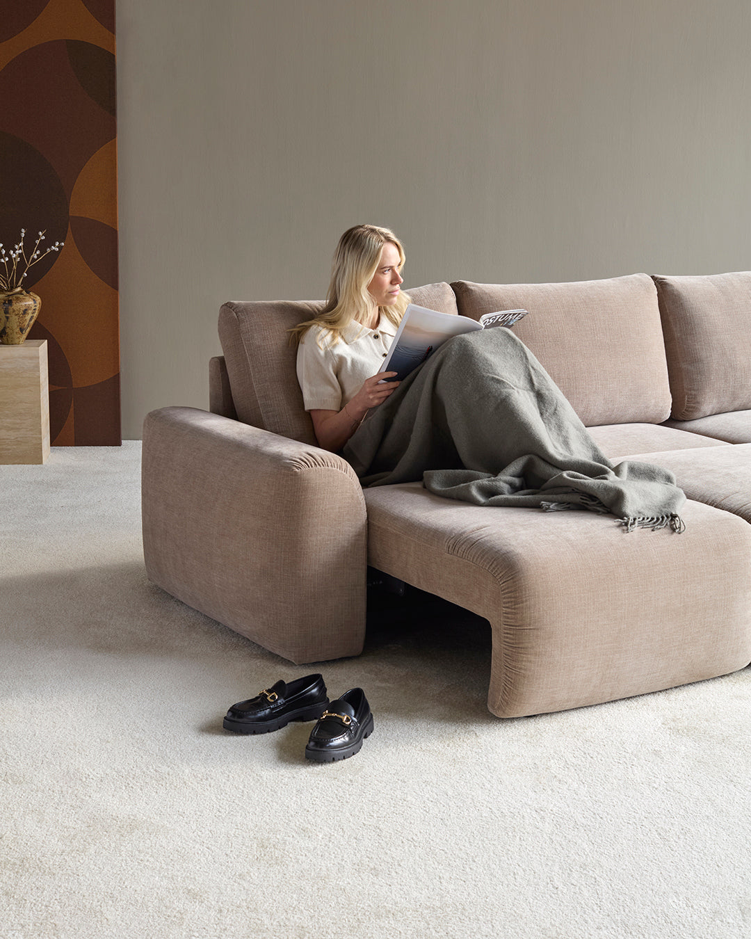 Norum Schlafsofa mit Chaiselongue und Chunky-Armlehnen in 417 Esina Mocha präsentiert im Onlineshop von KAQTU Design AG. Bettsofa rechts ist von Innovation Living