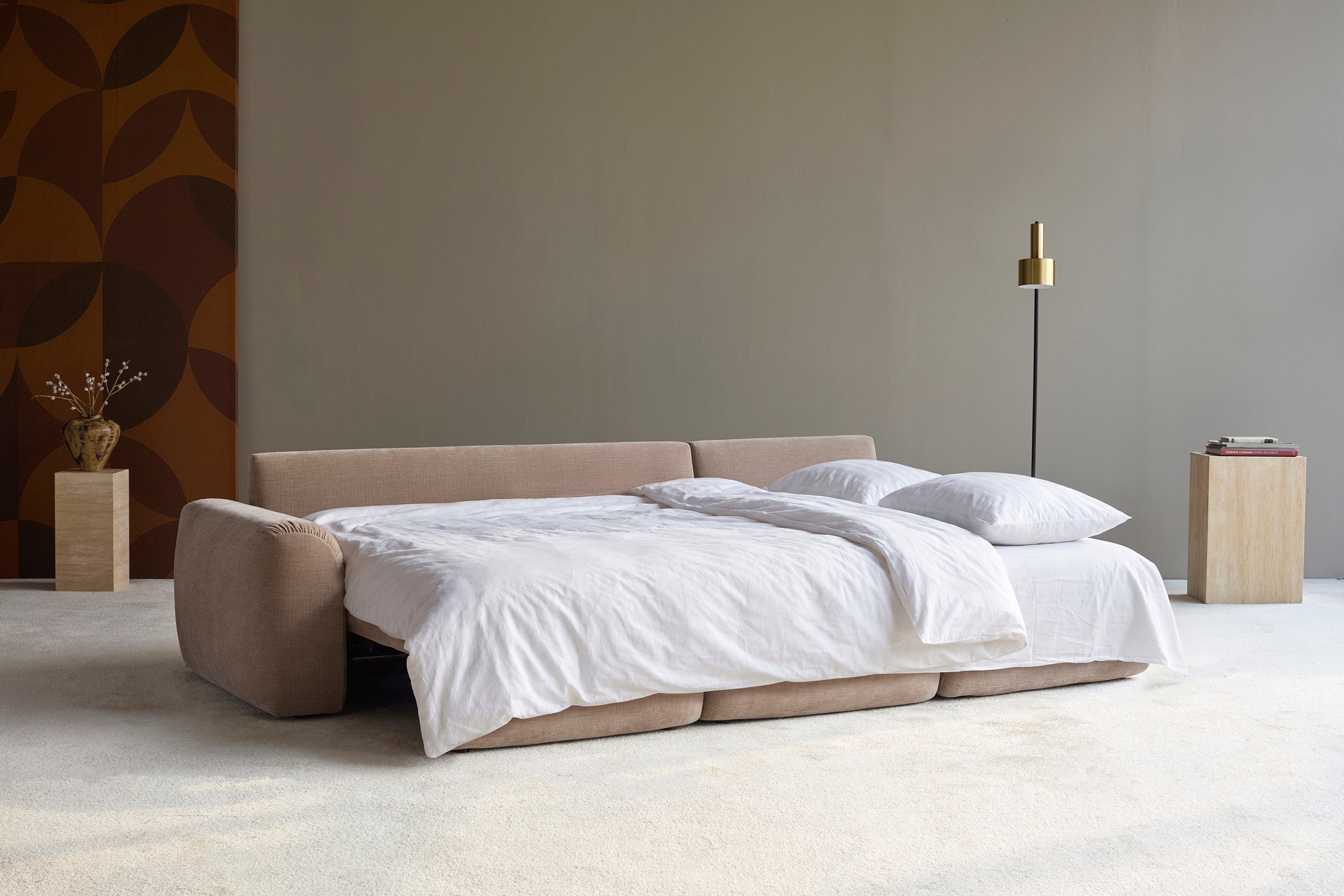 Norum Schlafsofa mit Chaiselongue und Chunky-Armlehnen in 417 Esina Mocha präsentiert im Onlineshop von KAQTU Design AG. Bettsofa rechts ist von Innovation Living