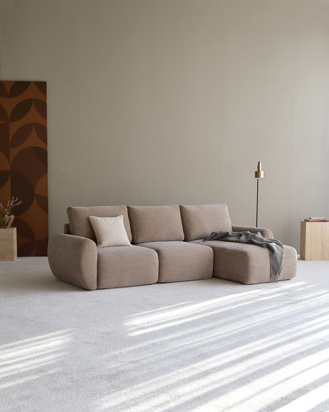 Norum Schlafsofa mit Chaiselongue und Curve-Armlehnen in 417 Esina Mocha präsentiert im Onlineshop von KAQTU Design AG. Bettsofa rechts ist von Innovation Living