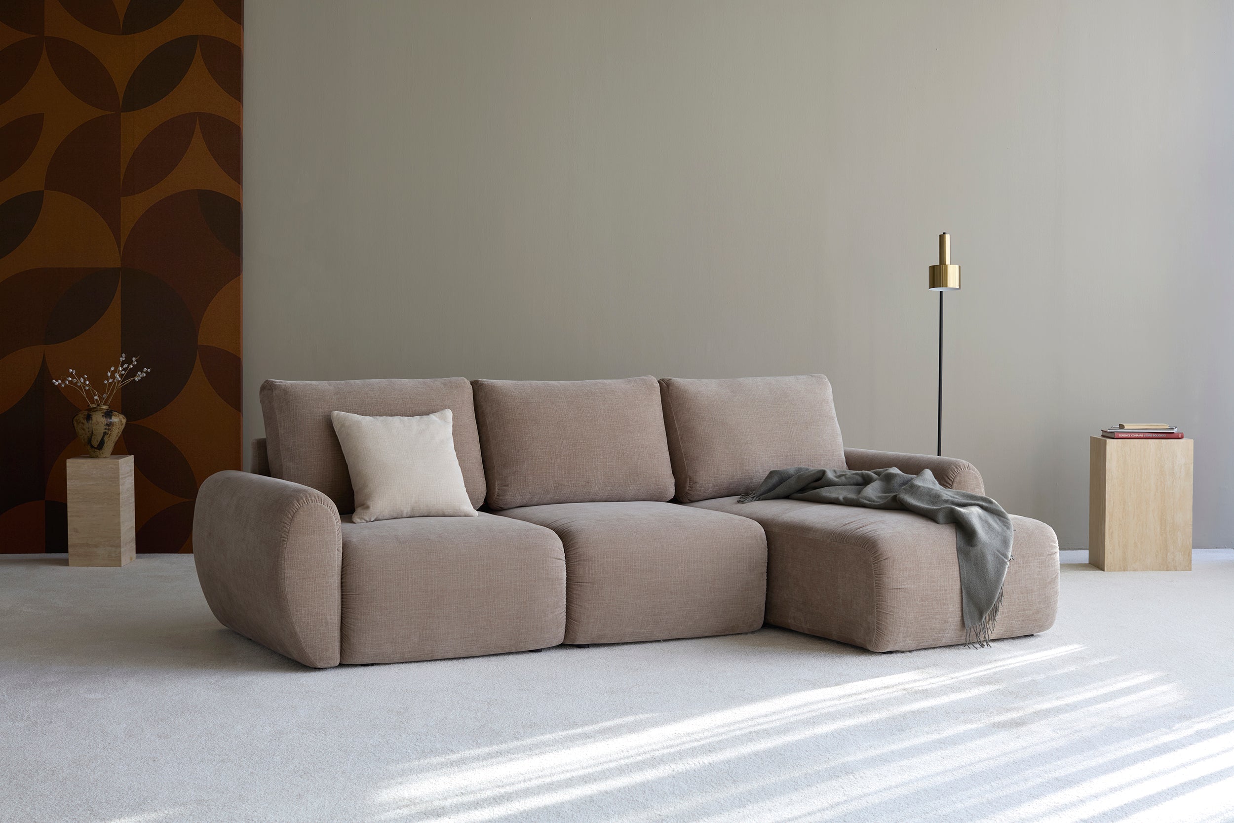 Norum Schlafsofa mit Chaiselongue und Curve-Armlehnen in 417 Esina Mocha präsentiert im Onlineshop von KAQTU Design AG. Bettsofa rechts ist von Innovation Living