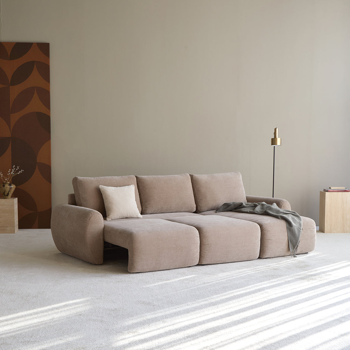 Norum Schlafsofa mit Chaiselongue und Curve-Armlehnen in 417 Esina Mocha präsentiert im Onlineshop von KAQTU Design AG. Bettsofa rechts ist von Innovation Living