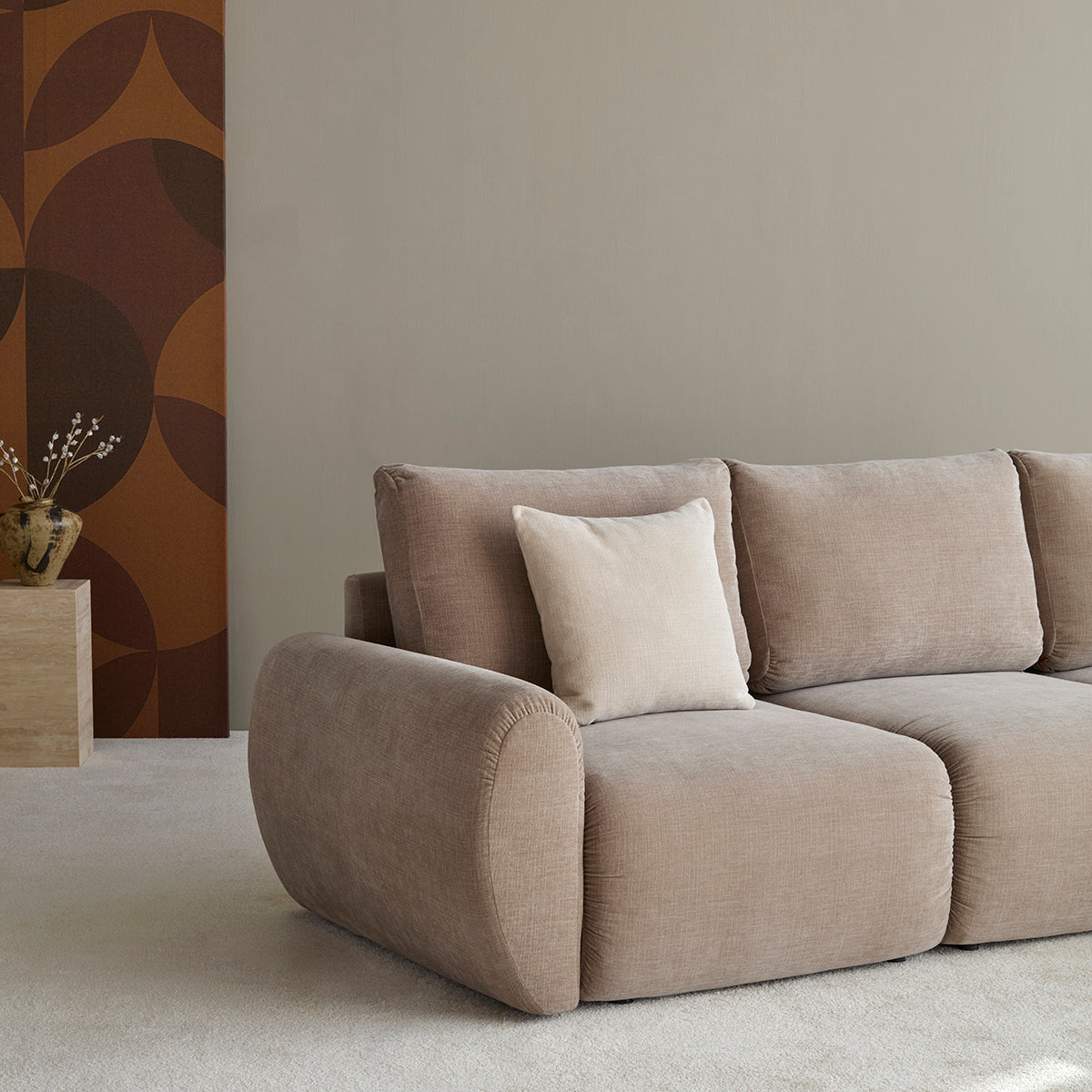 Norum Schlafsofa mit Chaiselongue und Curve-Armlehnen in 417 Esina Mocha präsentiert im Onlineshop von KAQTU Design AG. Bettsofa rechts ist von Innovation Living